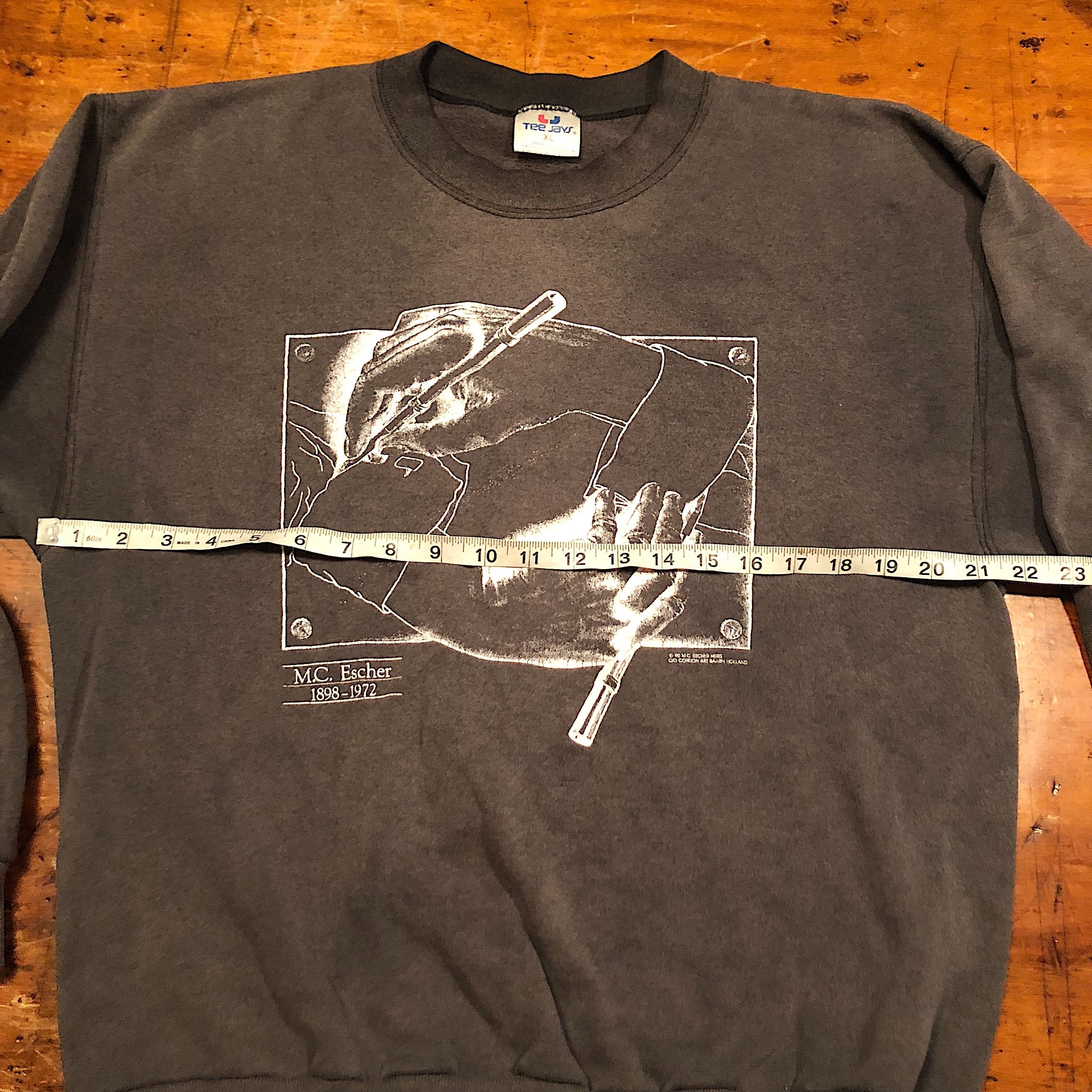 Rare M.C. Escher Sweatshirt of Drawing Hands from 1991 | XL – Mad